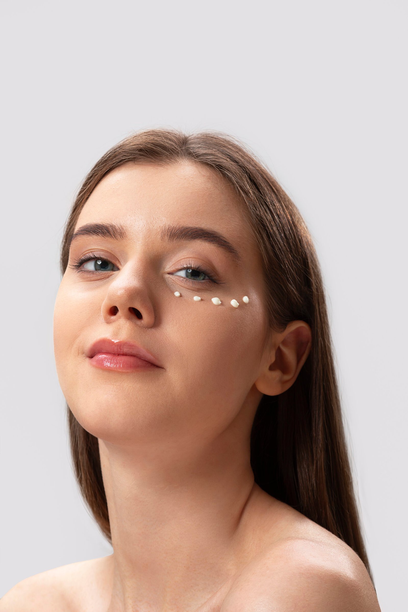 Eye Creams for dark circles, applying an eye cream, dark circles cream