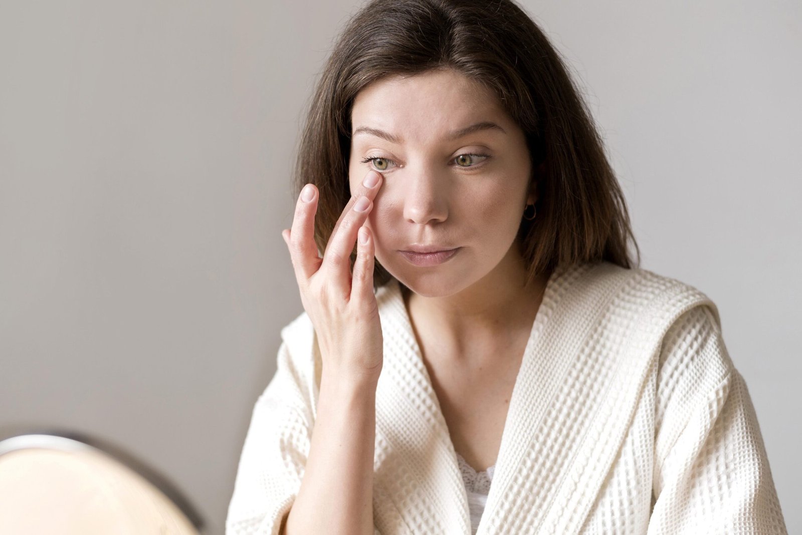 Dark Circles, Under Eye cream, applying eye cream